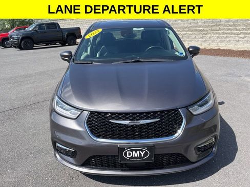 Used 2023 Chrysler Pacifica Touring-L FWD image 4