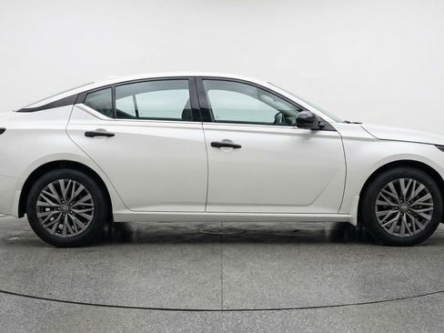 Used 2025 Nissan Altima 2.5 SV FWD image 11
