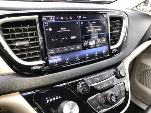 Used 2024 Chrysler Pacifica Touring-L FWD image 16