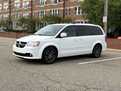 Used 2016 Dodge Grand Caravan SXT FWD image 3
