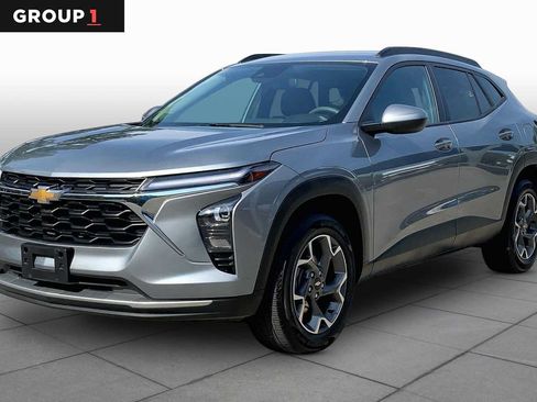 Used 2025 Chevrolet Trax LT FWD image 1