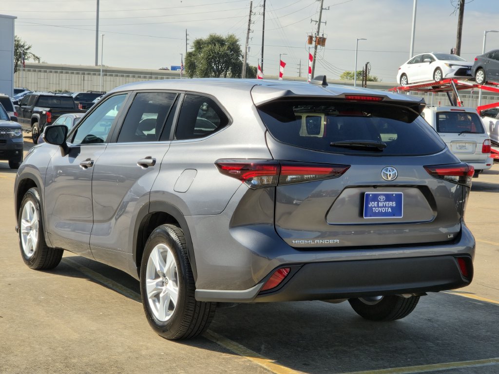 Used 2025 Toyota Highlander LE FWD image 7