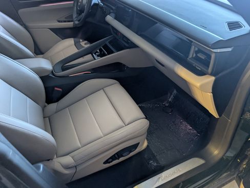 Used 2025 Porsche Macan Electric image 21