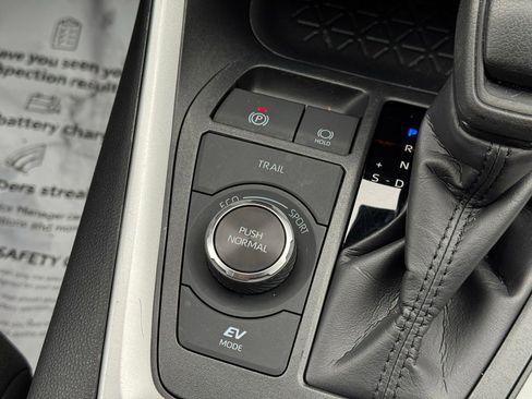 Used 2025 Toyota RAV4 LE image 37