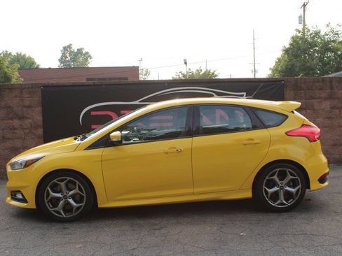 Used 2017 Ford Focus ST image 2