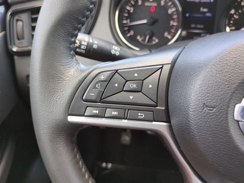 Used 2017 Nissan Rogue SV FWD image 19