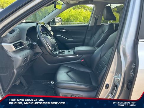 Used 2023 Toyota Highlander XLE FWD image 11