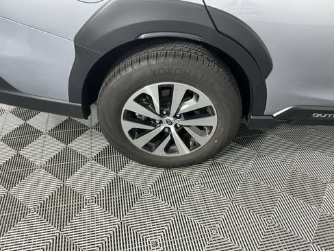 Used 2024 Subaru Outback Premium AWD/4WD image 18
