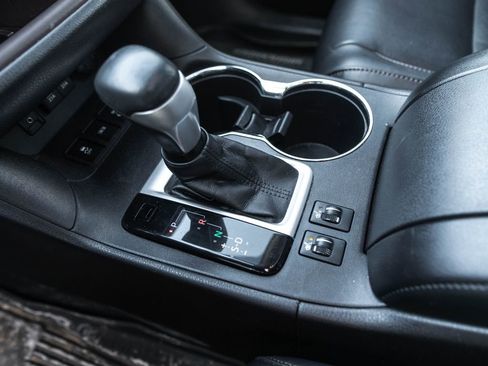 Used 2017 Toyota Highlander XLE image 24