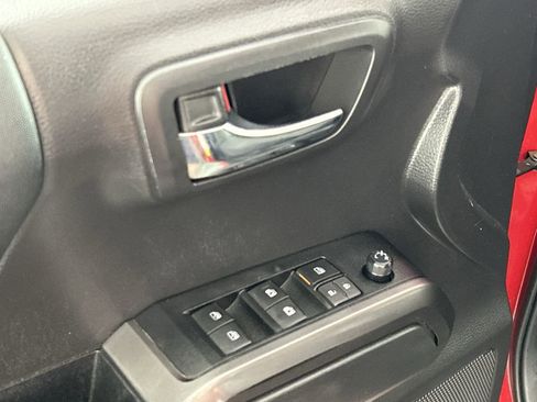 Used 2022 Toyota Tacoma TRD Off-Road w/ Technology Package AWD/4WD image 18