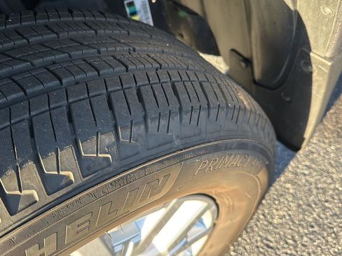 Used 2024 Nissan Frontier SV w/ SV Convenience Package image 38