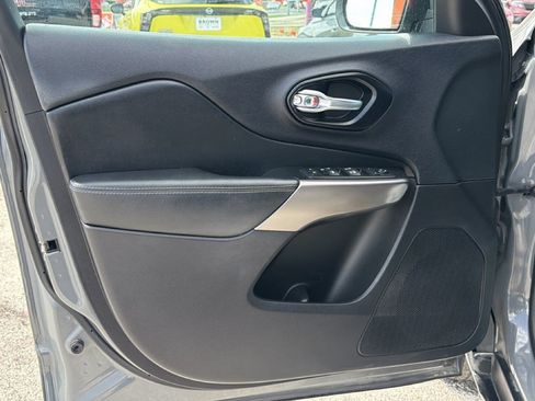 Used 2021 Jeep Cherokee Latitude Plus FWD image 8