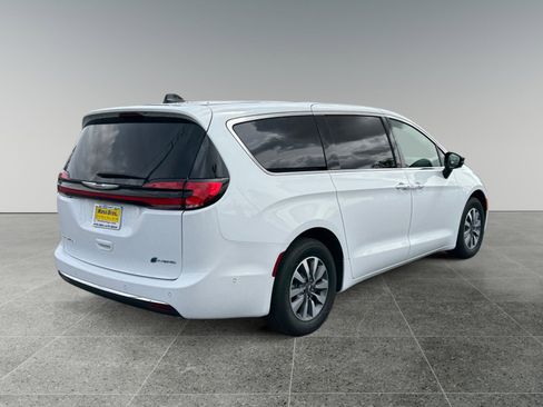 New 2025 Chrysler Pacifica Select FWD image 5