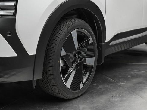 New 2025 Nissan Kicks SR image 7