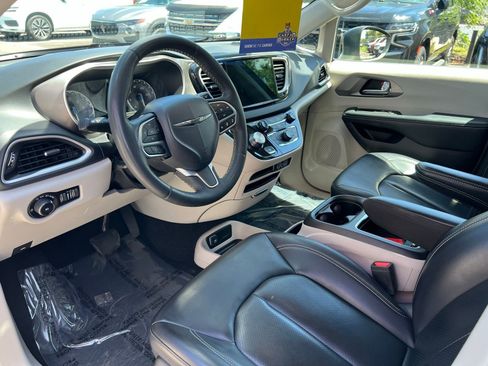 Used 2023 Chrysler Pacifica Touring-L FWD image 28
