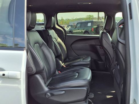 Used 2024 Chrysler Pacifica Limited FWD image 22