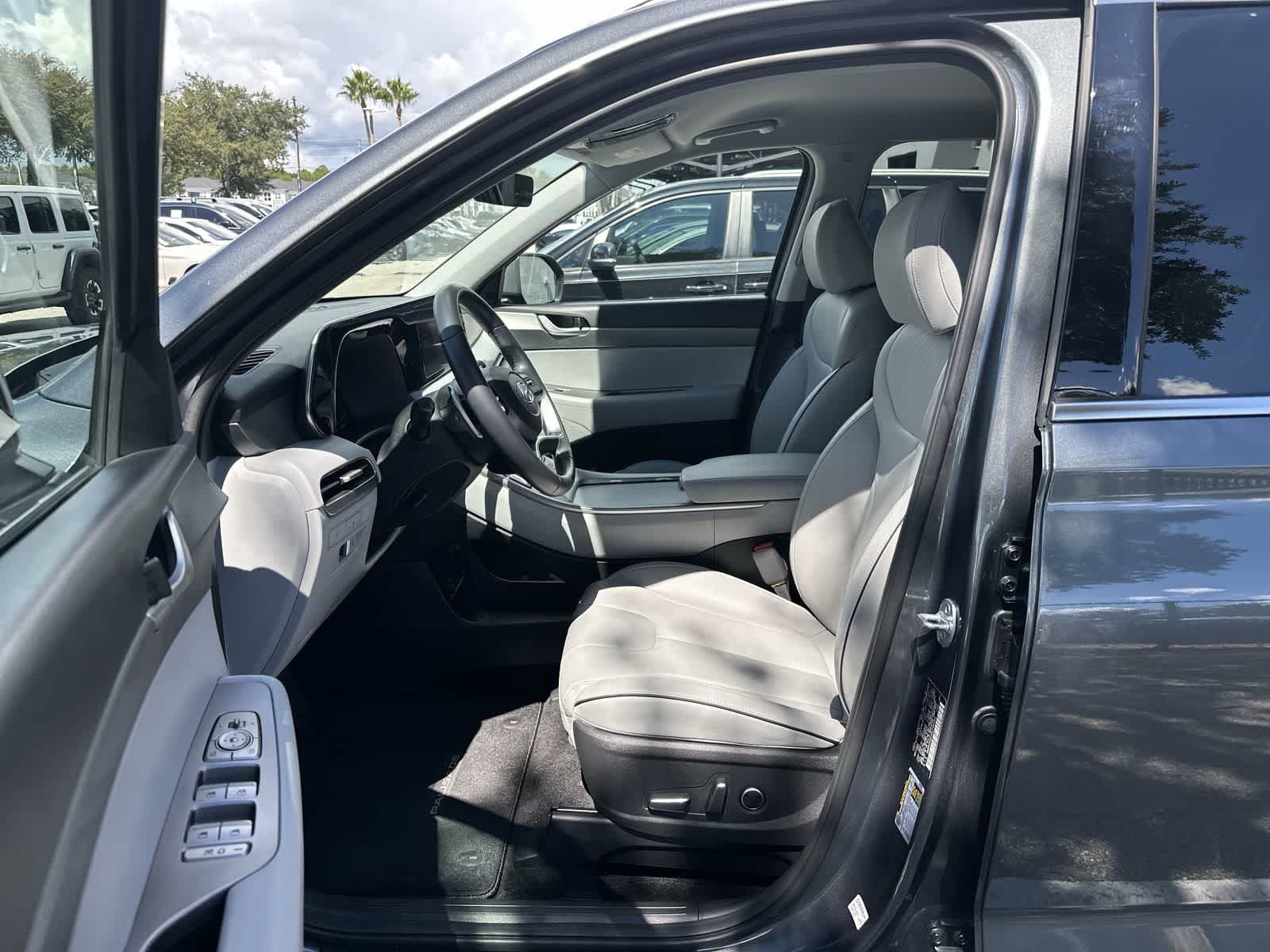 Used 2024 Hyundai Palisade SEL FWD image 2