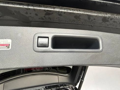 Used 2021 Toyota Highlander XLE AWD/4WD image 29