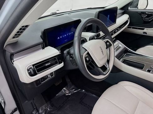 Used 2025 Lincoln Aviator AWD image 9
