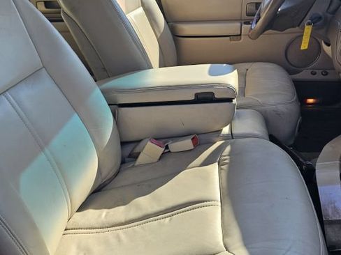 Used 2003 Lincoln Town Car Cartier RWD image 9