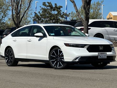 Used 2025 Honda Accord Touring image 2