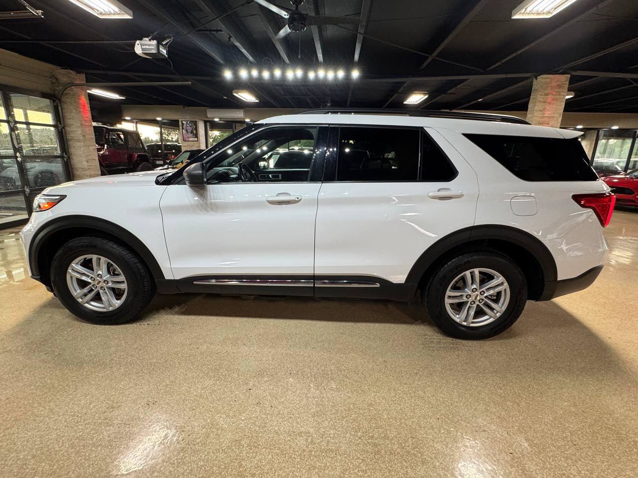 Used 2020 Ford Explorer XLT AWD/4WD image 4