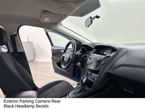 Used 2018 Ford Focus SE w/ SE Appearance Package FWD image 20