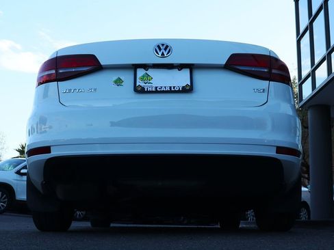 Used 2017 Volkswagen Jetta SE image 12