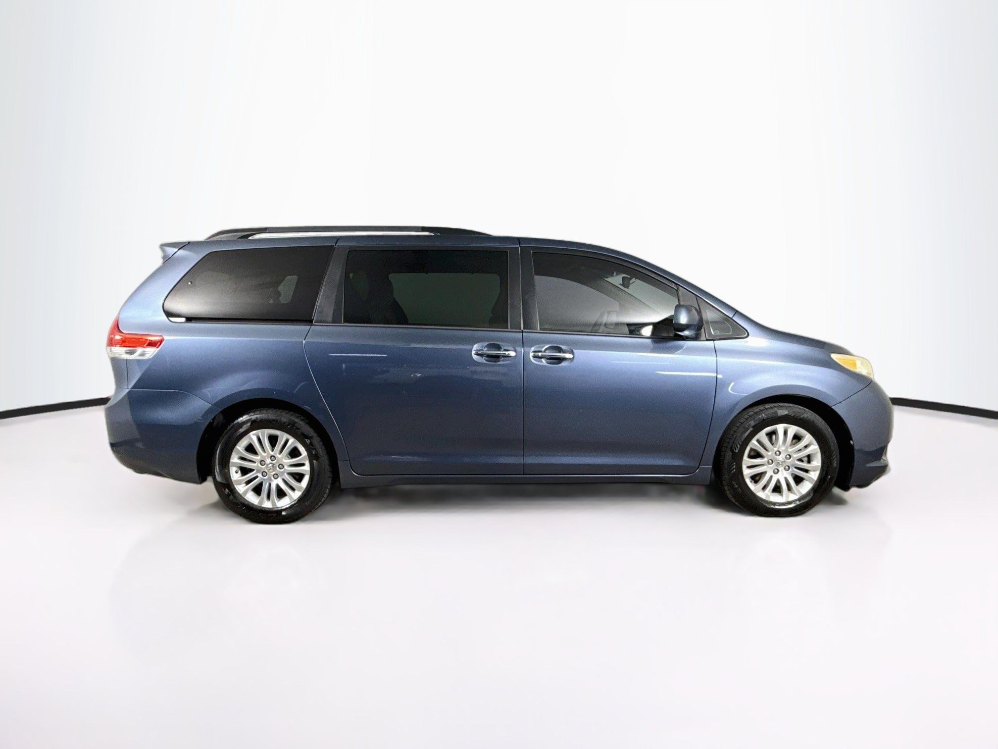 Used 2014 Toyota Sienna XLE w/ XLE Premium Package FWD image 2