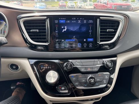 Used 2017 Chrysler Pacifica Touring-L FWD image 17