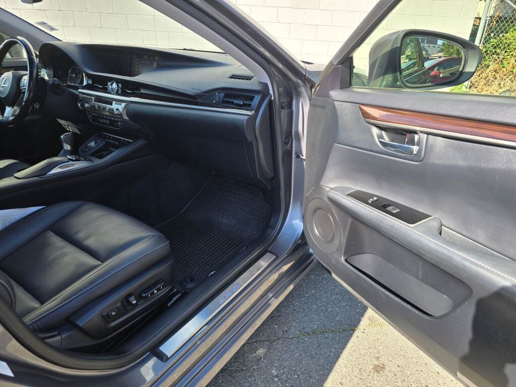 Used 2016 Lexus ES 300h w/ Navigation System Package FWD image 10