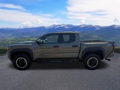 Used 2026 Toyota Tacoma TRD Off-Road w/ TRD Off Road Upgrade Package AWD/4WD image 2