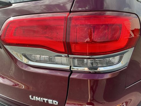 Used 2018 Jeep Grand Cherokee Limited image 16