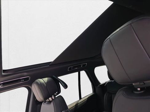 New 2025 Land Rover Range Rover SE image 30