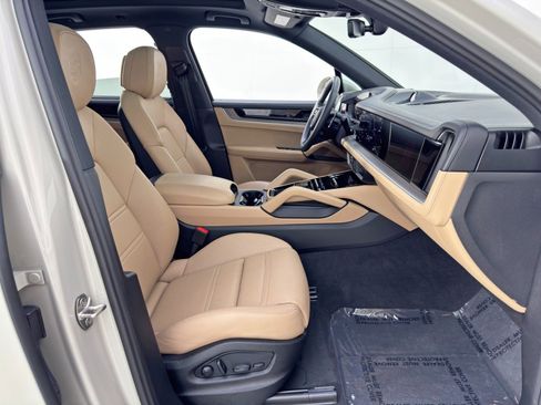Used 2025 Porsche Cayenne E-Hybrid image 16
