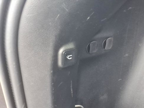 Used 2019 Jeep Cherokee Limited image 14