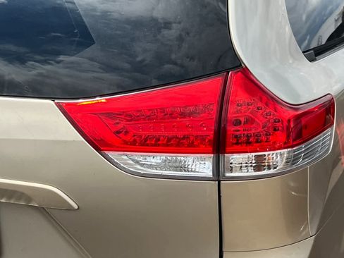 Used 2014 Toyota Sienna XLE FWD image 18
