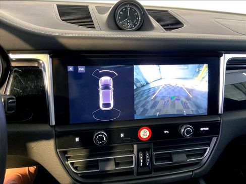 Certified 2024 Porsche Macan image 31