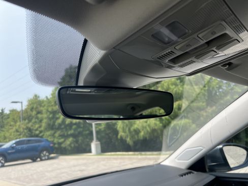 Certified 2025 Volkswagen Jetta SE w/ Sunroof Package FWD image 23