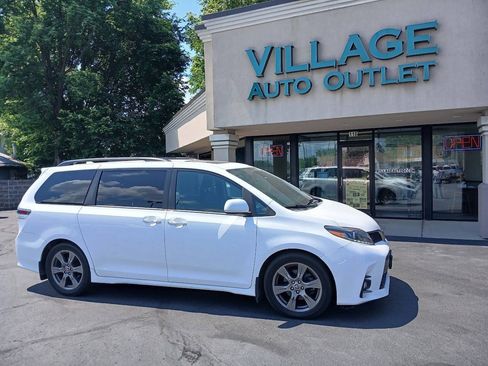 Used 2019 Toyota Sienna SE FWD image 1