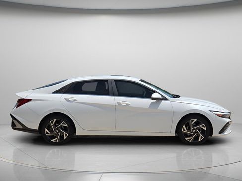 Used 2024 Hyundai Elantra SEL w/ Convenience Package FWD image 8