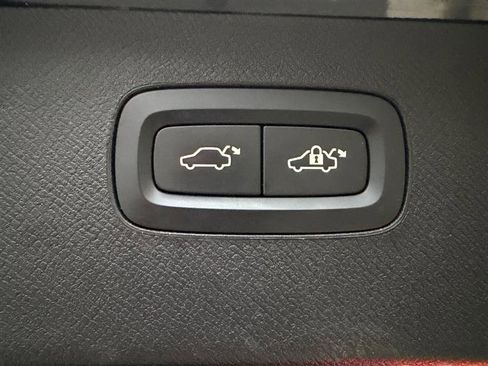 Used 2018 Volvo XC90 T5 Momentum w/ Momentum Plus Package image 18