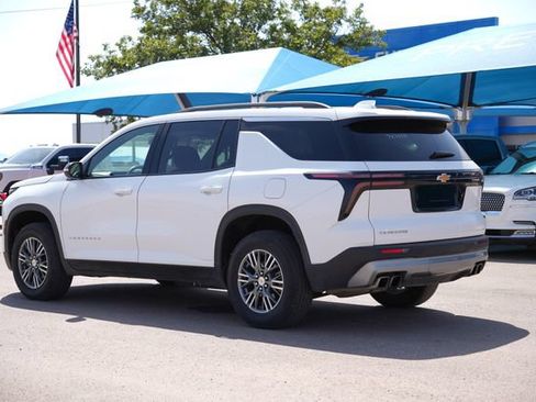 Used 2025 Chevrolet Traverse LT FWD image 3