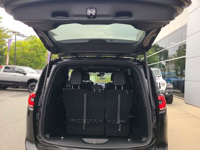 New 2023 Chrysler Pacifica Limited w/ Uconnect Theater Family Group