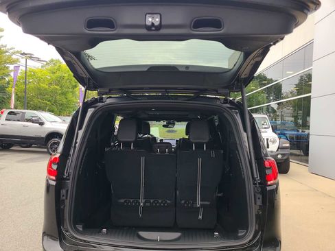 New 2023 Chrysler Pacifica Limited w/ Uconnect Theater Family Group image 1