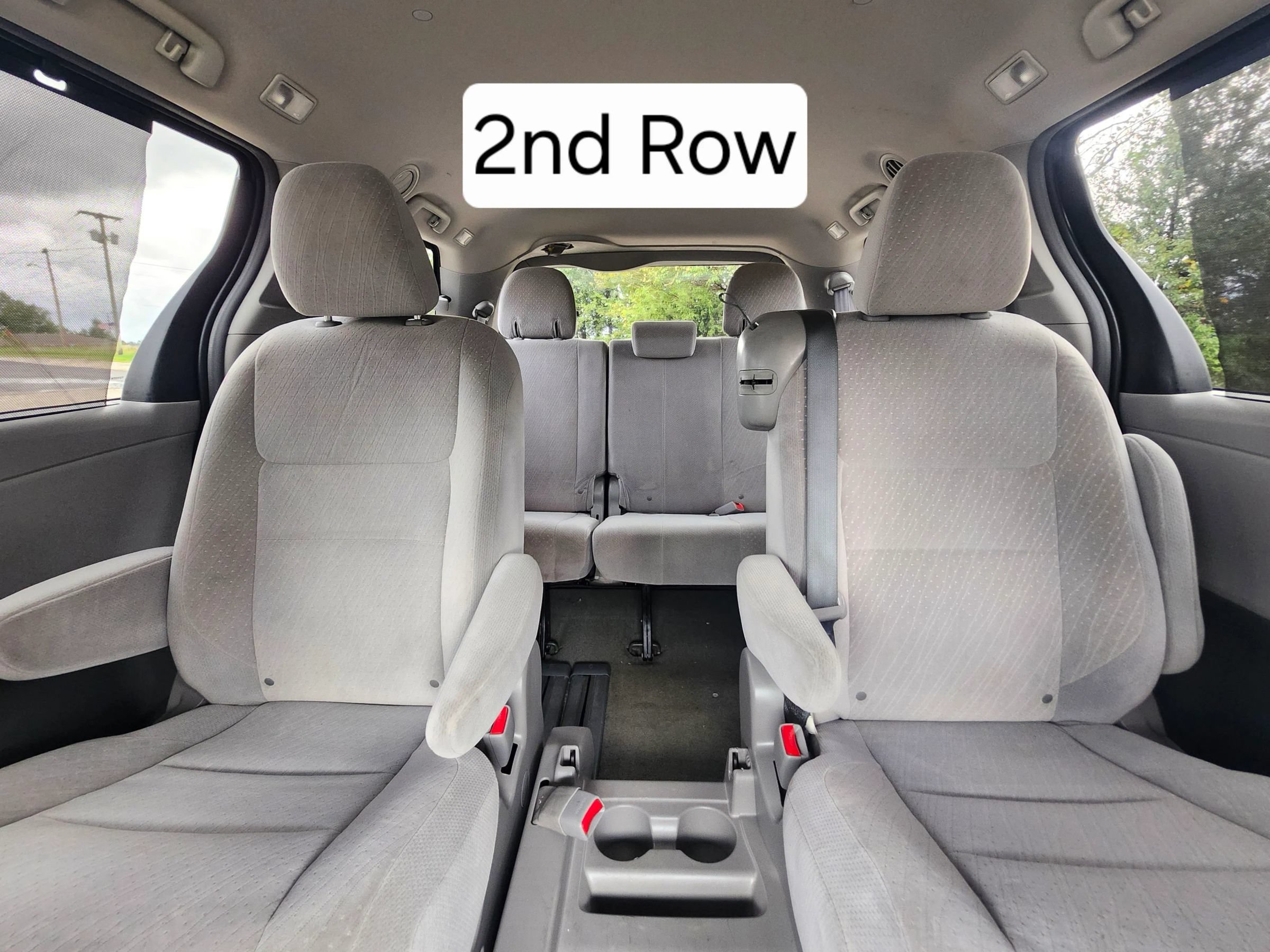 Used 2016 Toyota Sienna LE w/ Four Season Floor Mat Package FWD image 21