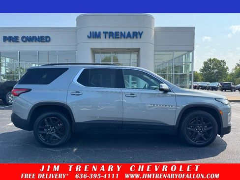 Used 2023 Chevrolet Traverse LT FWD image 1
