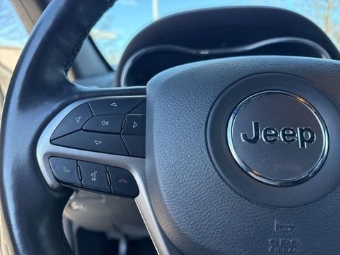 Used 2022 Jeep Grand Cherokee Laredo X image 37