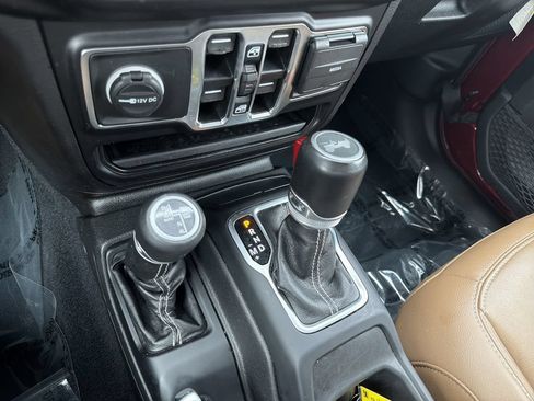 Used 2022 Jeep Wrangler Unlimited Sahara w/ Cold Weather Group AWD/4WD image 28