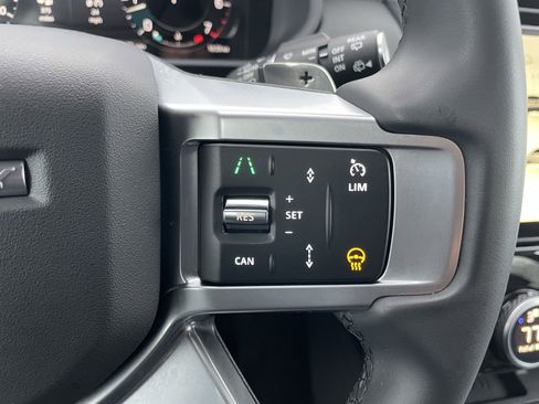 Certified 2024 Land Rover Discovery Dynamic SE image 22